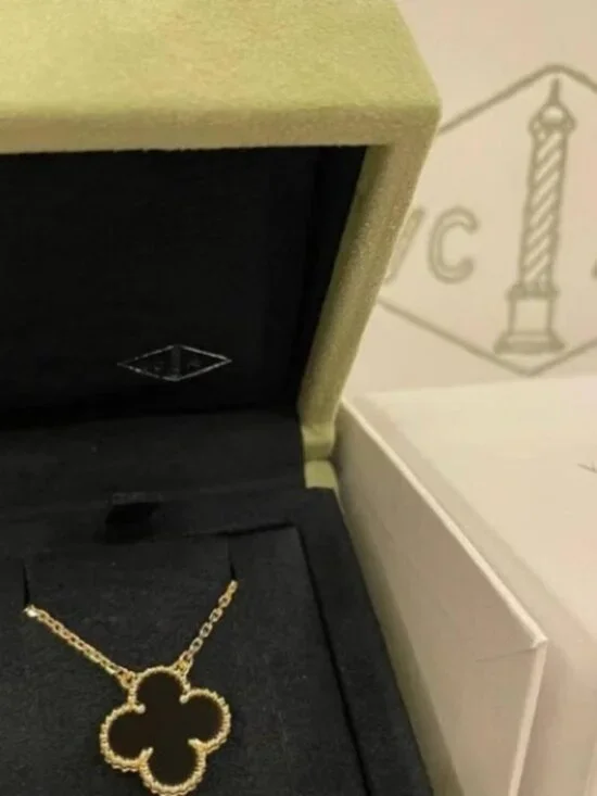 ✨ Van Cleef & Arpels Black Necklace ✨ - Picture 2 of 5